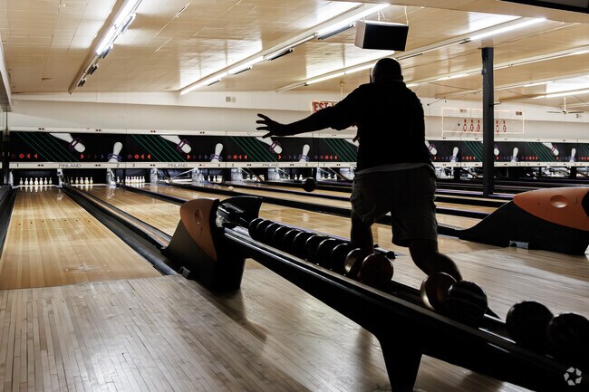 Pinland Duckpin Bowling in Saint Helena has a Thursday night men's league.
