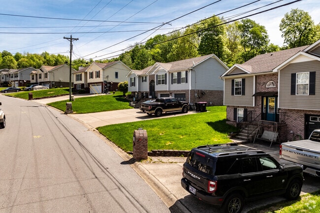 Most homes in Clarksville's Sugar Tree neighborhood are ranch and traditional styles.