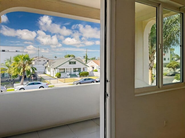 603 1/2 W 49th St, Los Angeles, CA 90037 - photo 3