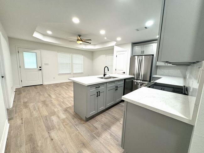 520 S 28th St unit B, Nederland, TX 77627 - photo 3