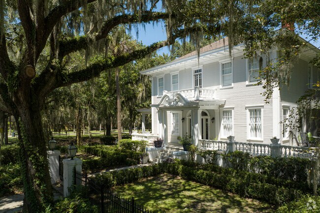 Historic homes in Midtown Savannah are well-maintained and restored.