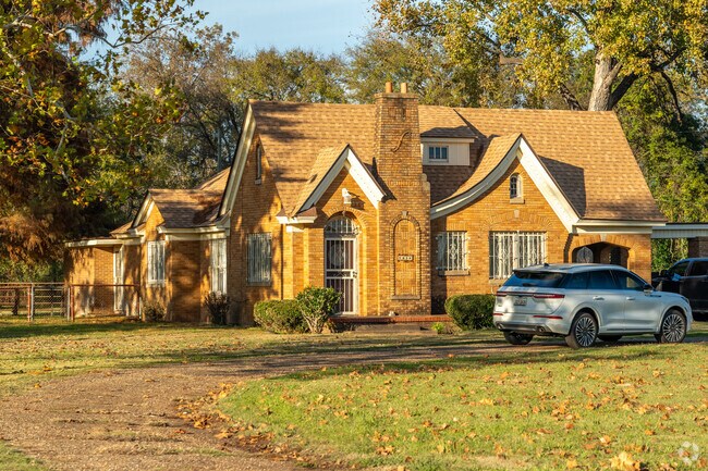 Ida-Hosston features many traditional brick houses across its villages.