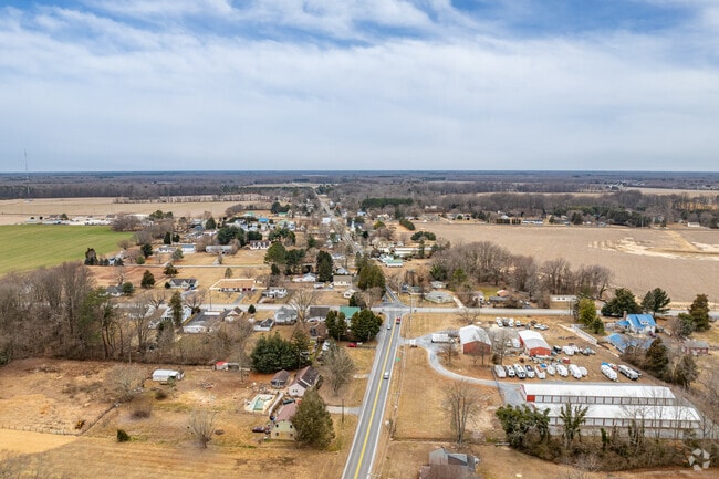 Life in Woodside is fairly quiet, but you are not far from many popular amenities in the area.