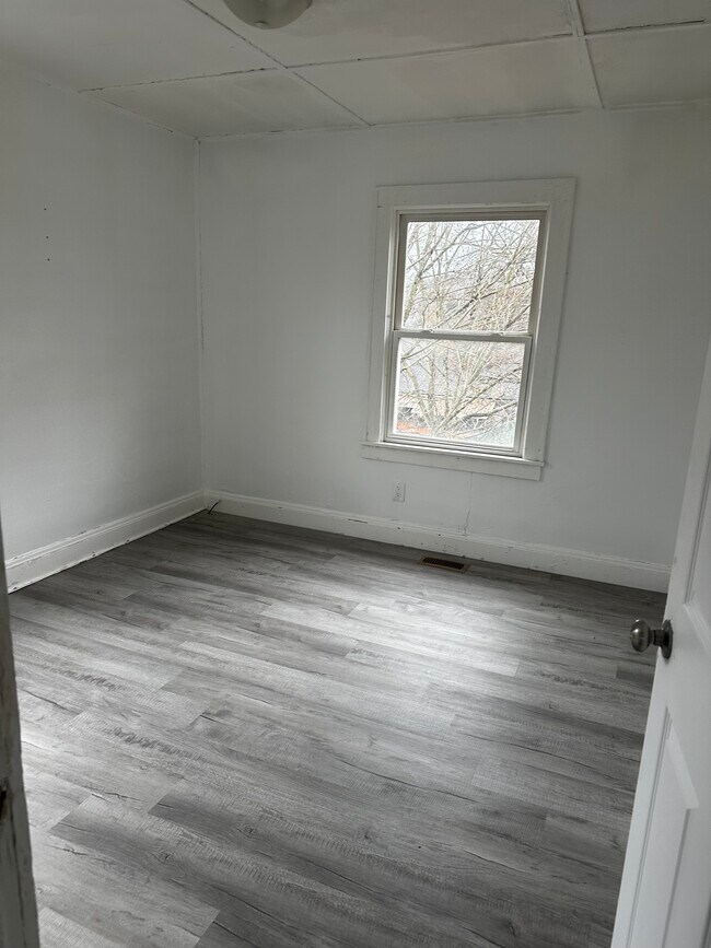 286 Norway Ave unit Rear garage apt w pa, Huntington, WV 25705 - photo 4