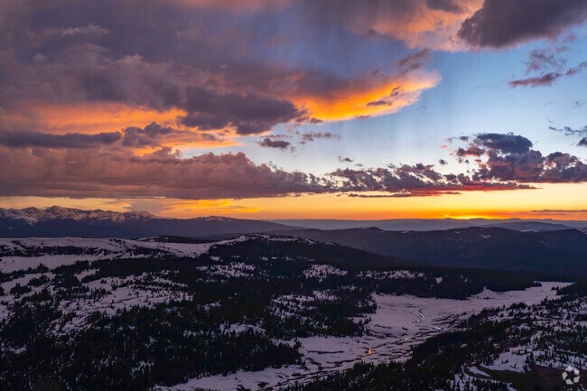 Gore Range and Sawatch frame Vail, Colorado, rising with dramatic peaks and offering hikes.