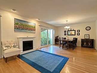 32 Hammond Pond Pkwy Unit 32, Chestnut Hill, MA 02467