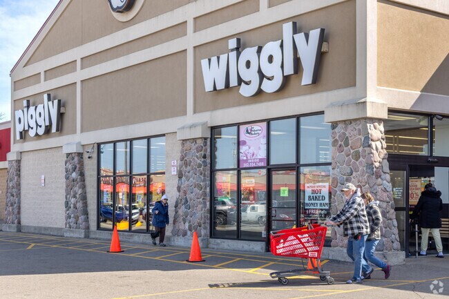 Piggly Wiggly in Badger Plaza is within walking distance to many Reservoir Park residents.