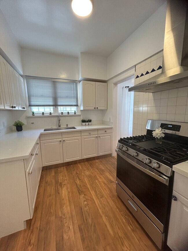 850 S Kenmore Ave unit 850, Los Angeles, CA 90005 - photo 4