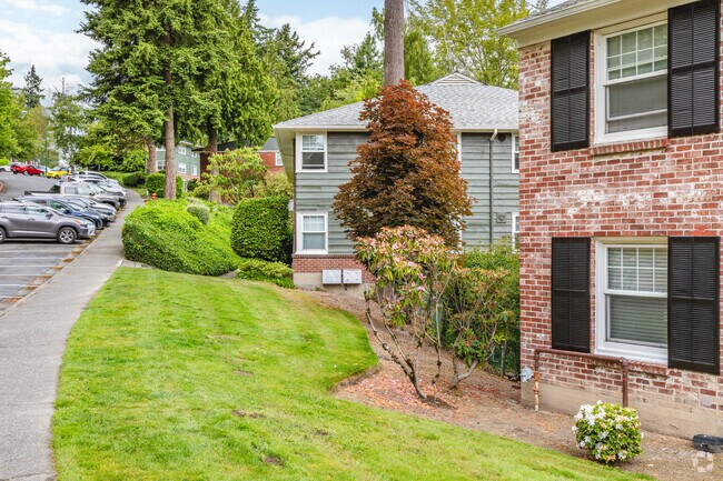 The largest apartment community on Mercer Island, Shorewood, is the neighborhood's namesake.