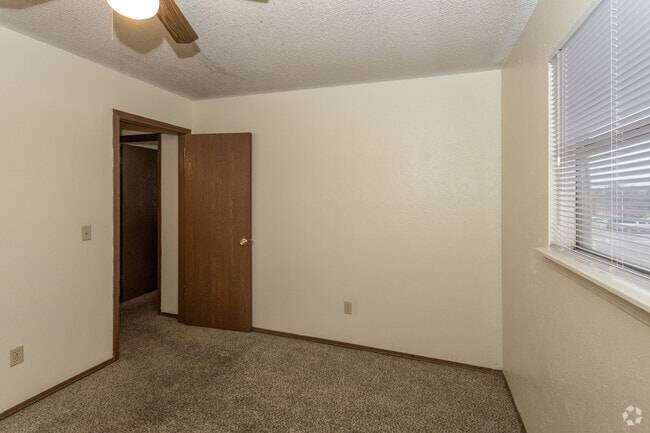 1BR, 1BA - 632SF