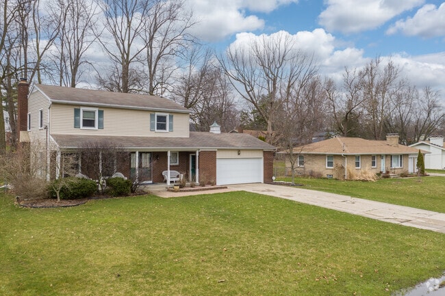 Homes in Ridgemoor commonly have large yards.