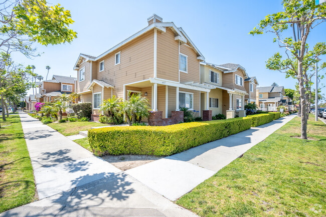 Downtown Oxnard has wide sidewalks allowing you to avoid the car and enjoy the downtown area.