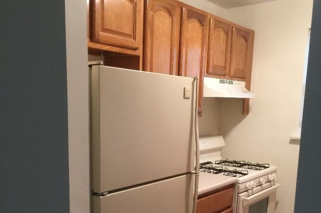 Colonial Arms Apartments, Wethersfield, CT 06109 - photo 7