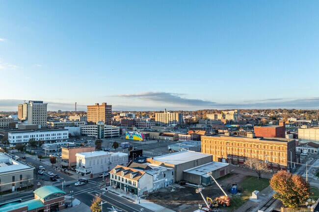 East Fairmount is a short commute to downtown Canton.