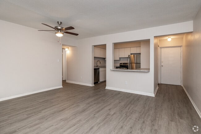 2BR, 1BA - 842 SF