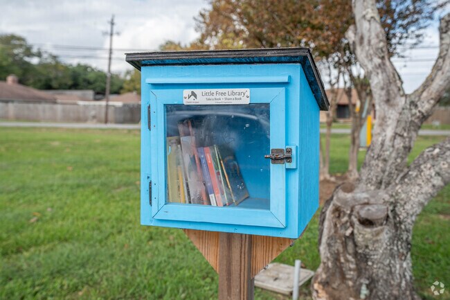 A free, public roadside library is available for residents of Highlands.