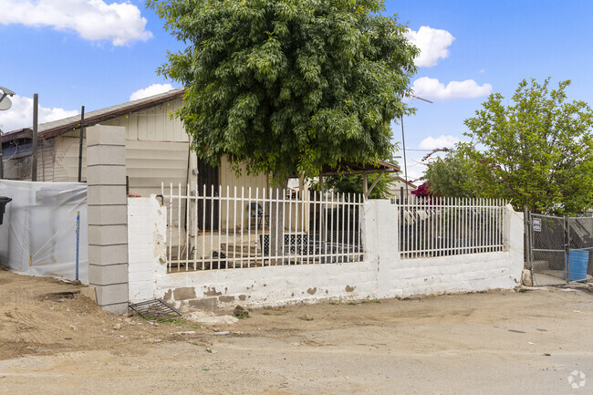 Charming Family Homes in Tranquil Mountain Glenact Neighborhood.