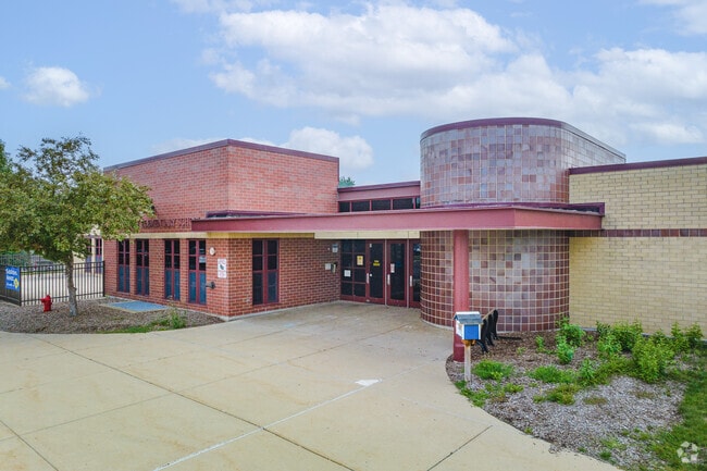 Eastview Elementary is a highly rated, public school located in Algonquin.