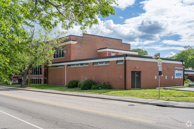 Oakland Beach Elementary School in Warwick, Rhode Island has a niche score of C.