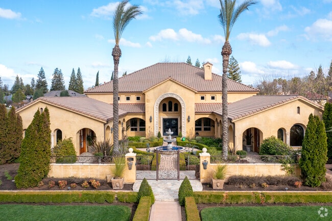 The Van Ness Extension
neighborhood has many large Spanish Revival style homes.