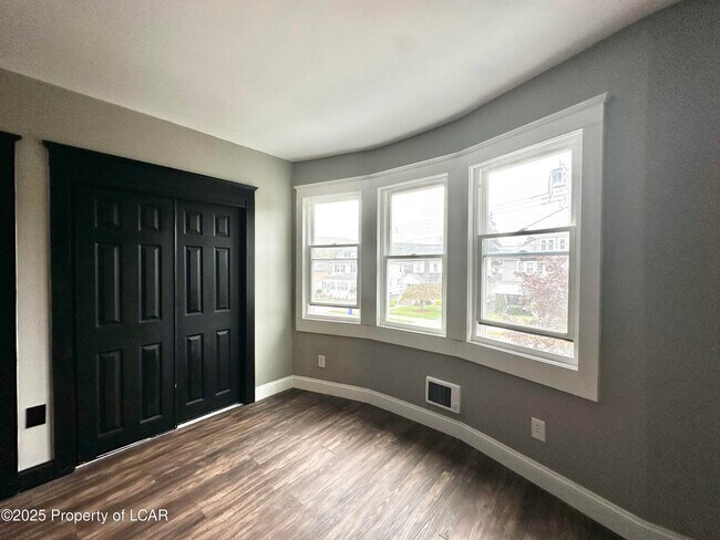 44 Shoemaker St, Kingston, PA 18704 - photo 4