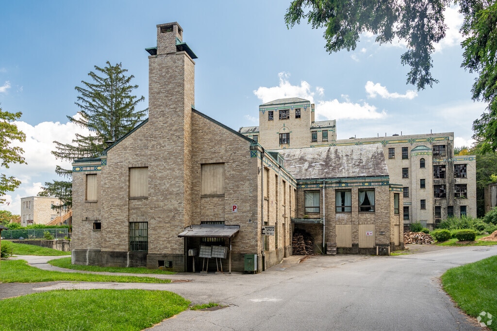 A view of the Yeshiva and Mesivta Ohel Shmuel building from the street.