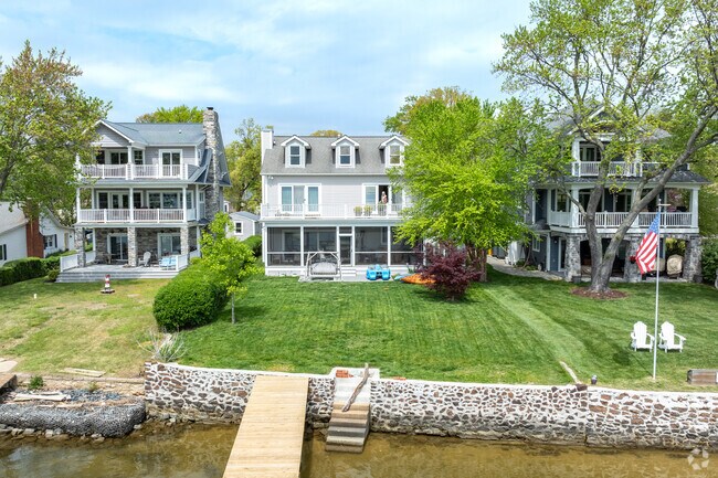 The waterfront homes in Lake Shore also have beautiful yards.