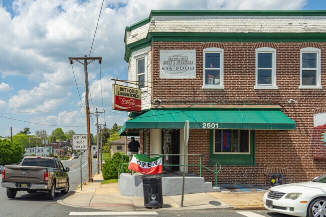 Greenhill Deli & Pizza has been serving the public just next to Union Park Gardens since 1948.
