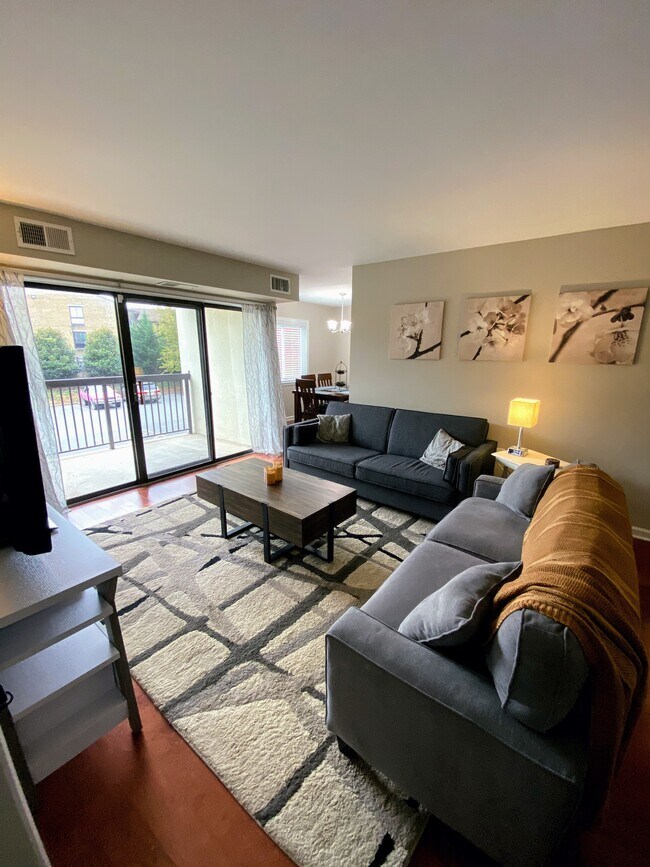 605 Center St Unit 104, Herndon, VA 20170