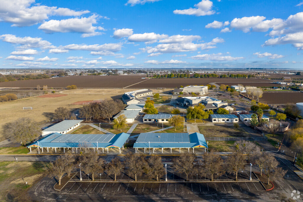 Excelsior Middle School teaches grades 6-8.
