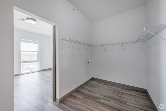 2BR, 2BA - 1,052SF - Walk-in Closet