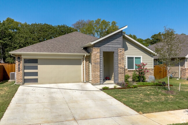 In Eagle Creek, homes have a mid century style giving Denia a diverse architectural style.