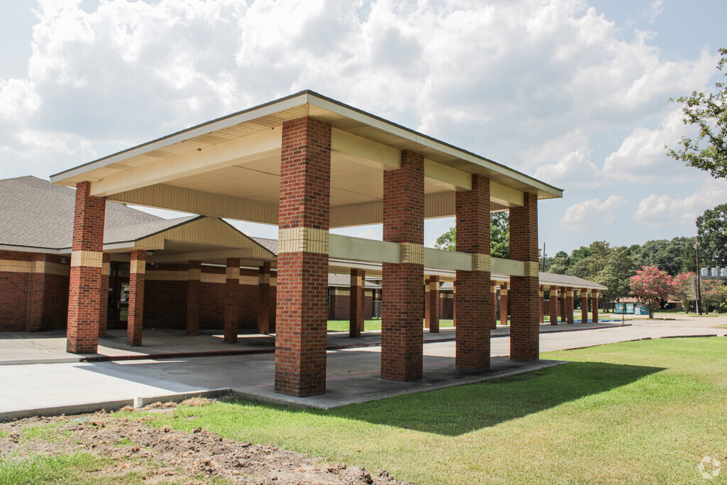 Main entrance to Crescent Elementary/Junior High School in Iberville Parish, Plaquemine LA