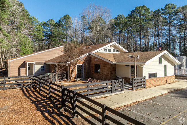 Gloucester Montessori School has a student-teacher ratio of 10 to 1.