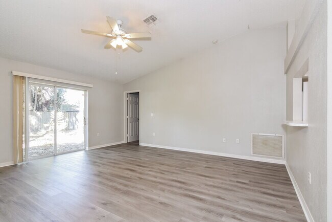 306 Carriage Crossing Cir, Brandon, FL 33510 - photo 3