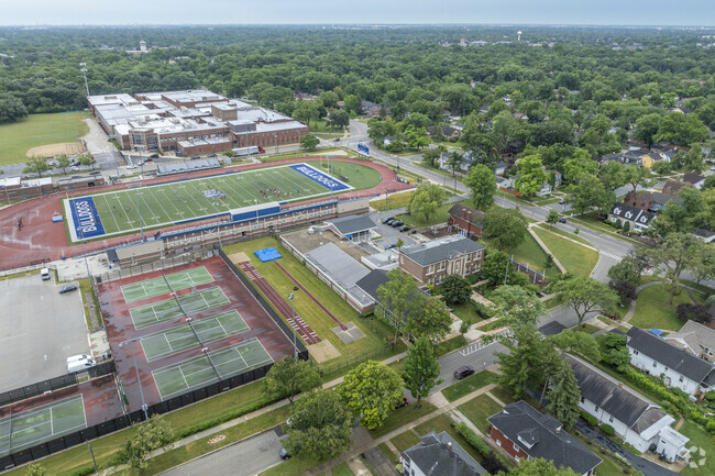 Hollywood Elementary School is located next to Riverside Brookfield High School.