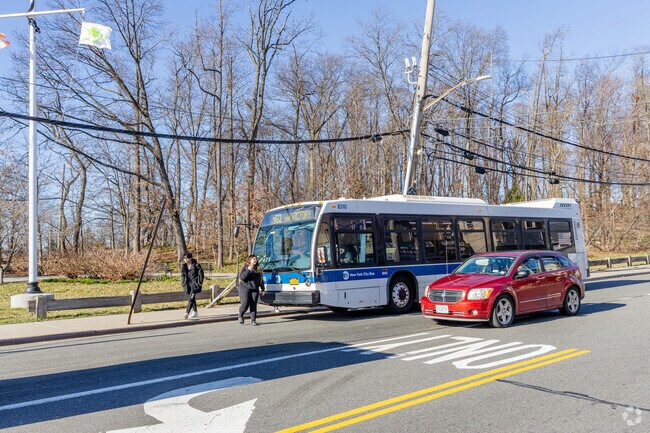 Travis-Chelsea counts with the S62 and SIM32 express buses.