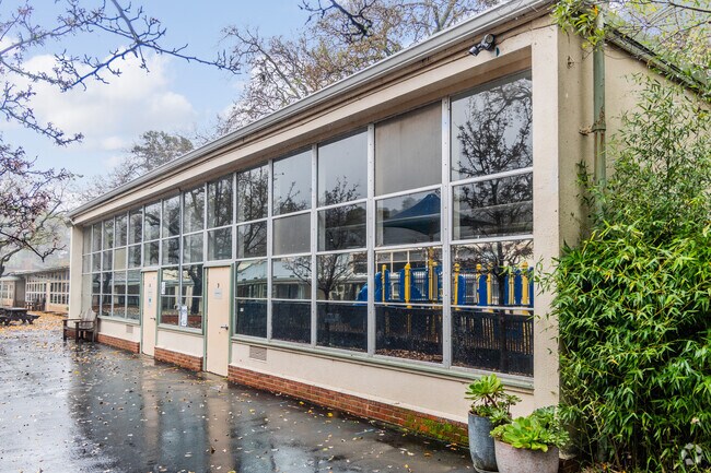 Brookside Elementary School has a spacious campus in San Anselmol.