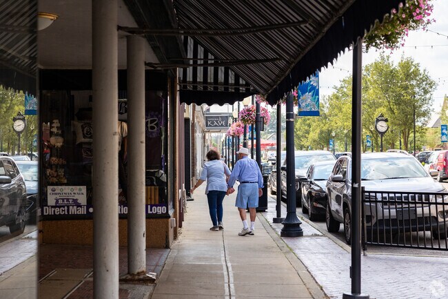 Enjoy the day window shopping just outside Hametown neighborhood.