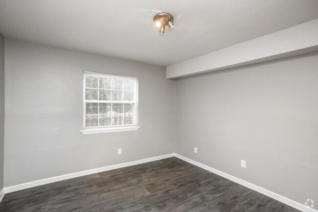 2BR, 1BA - 950SF