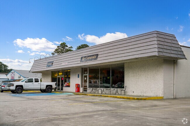 La Canasta y Panaderia is a popular restaurant in Cresthill that serves up fiery Mexican fare.