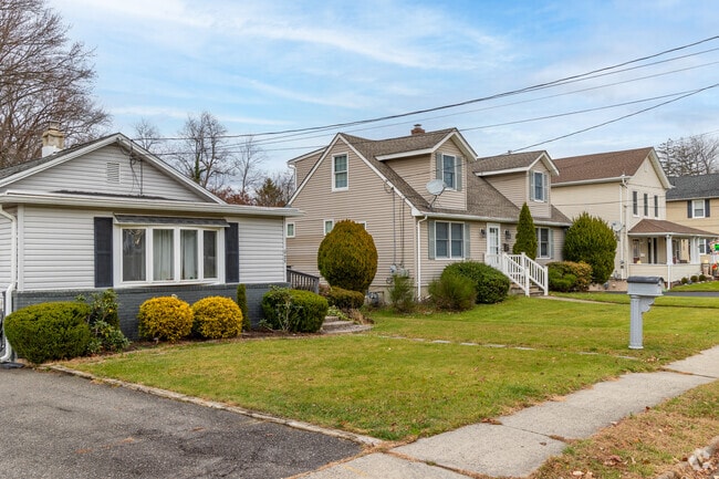Older homes of all sizes can be found in Eatontown.