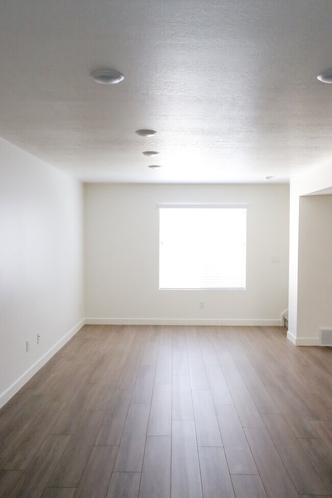 182 S Bushnell Way, Clearfield, UT 84015 - photo 5