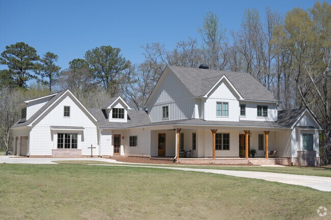 Discover your dream home at North Gate, where we provide beautifully crafted new homes set on expansive estate lots.