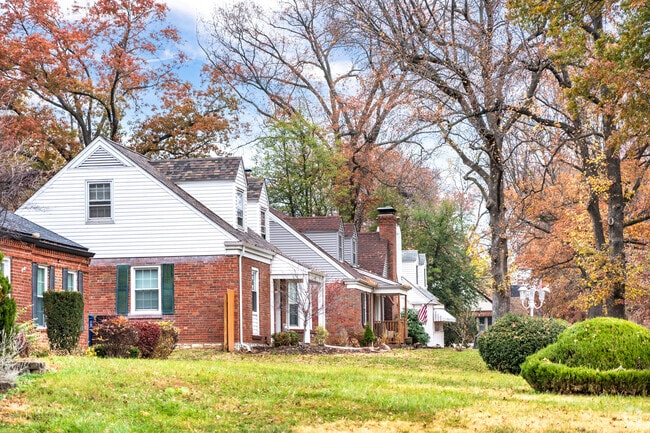 You can find many beautiful homes with large front yards in the Spanish Lake neighborhood.