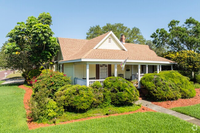Some homes in Largo Central Park have large yards with driveways.