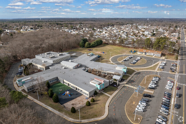 Mill Lake Elementary's academics receive a B+ rating from NICHE.