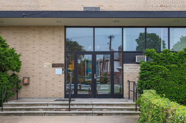 The Summit School has a student-teacher ratio of 12 to 1.