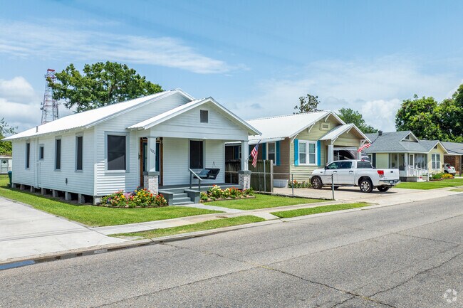 Bungalows of different colors line the streets in Morgan City.
