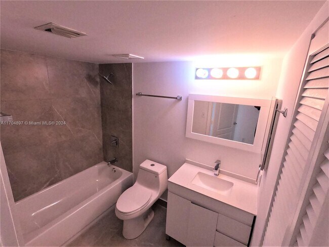 1200 Brickell Bay Dr unit 3424, Miami, FL 33131 - photo 6